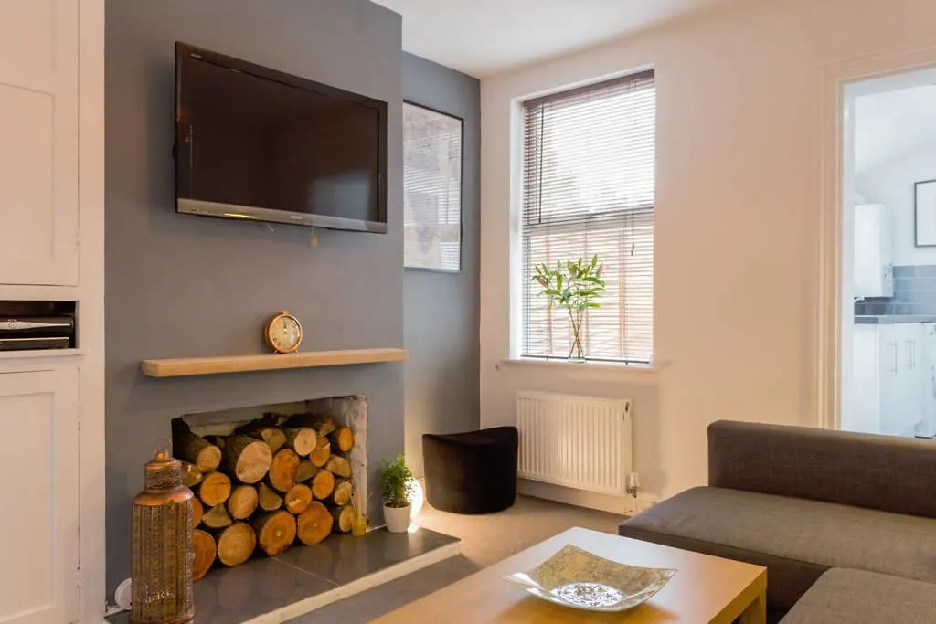 Ashton House - Stylish 2 Bedroom House, Close To Luton Town Center & Airport-1
