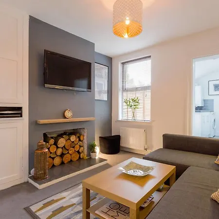 Ashton House - Stylish 2 Bedroom House, Close To Luton Town Center & Airport-3